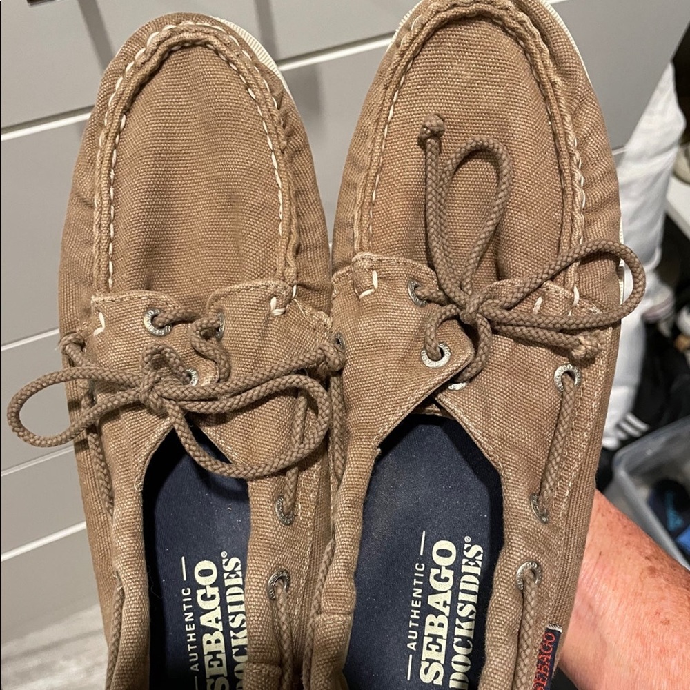 Light brown canvas 
Size 7.5
Good condition
